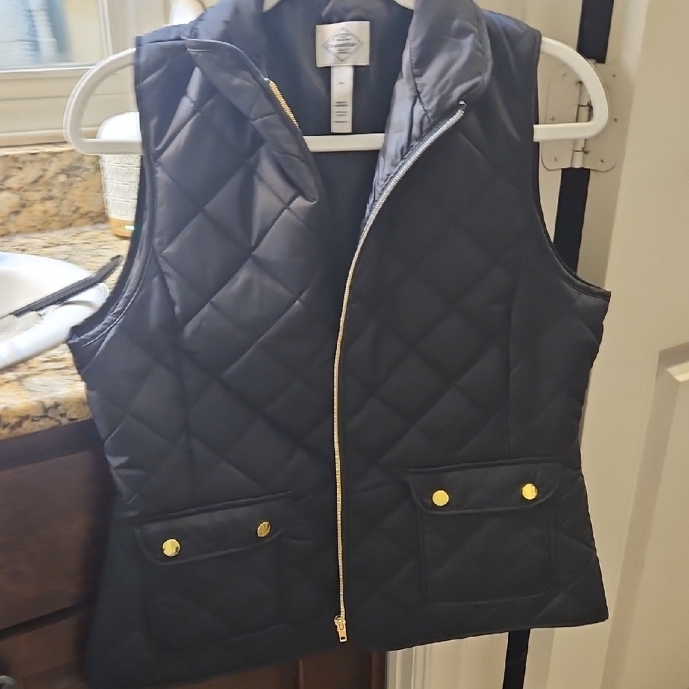 St. John's Bay Quilted Vest in Black with Gold Details Size M Nwot